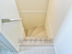 日中でも暗くなりがちな階段には、小窓を配置し採光も考えられたつくり＾＾手摺付きなので安全に上り下りできますね＾＾