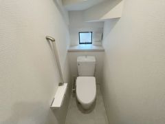 窓付きのトイレは換気もしやすく清潔に使えます＾＾ウォシュレット、暖房便座、節電・節水機能など、使い勝手のよい高機能トイレです。