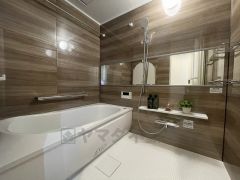 1日の疲れを癒すくつろぎのバスルーム。足を伸ばしてもゆったりと入れるサイズです。お子様と一緒にお風呂に入っても狭くないですね^^