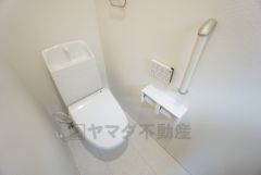 ウォシュレット付きトイレです。1階2階の2ヶ所にトイレがあるので、忙しい朝にもゆとりができますね＾＾