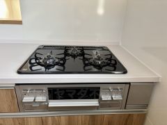 3種類の料理が同時に調理できる、3口ガスコンロ。忙しい夕食の支度時間が短縮できて効率よくお料理が楽しめます。