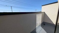 陽当たりの良いバルコニーです。お洗濯やお布団干しはもちろん、日光浴スペースにも。足元は防水工事施工済です。