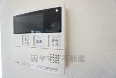 キッチン横からお湯張り、追い炊き、温度調節がボタンで楽々操作できる給湯器リモコンです＾＾忙しい夕飯の準備の時間帯に重宝しますね。
