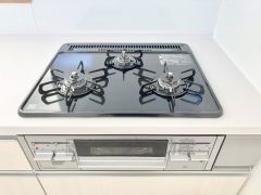 3種類の料理が同時に調理できる、3口ガスコンロ。忙しい夕食の支度時間が短縮できて効率よくお料理が楽しめます。