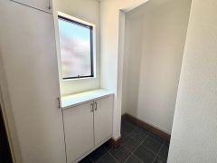 玄関横には、ベビーカーはもちろん、かさばりがちなキャンプ用品やサーフボード等がしっかり収納できます。