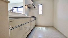 収納も、作業スペースも広々と設けられた使いやすいシステムキッチンです＾＾カウンターキッチンなので、ご家族と会話をしながら楽しくお料理ができます＾＾