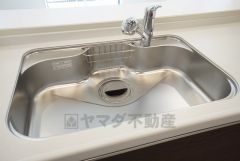 広々とした凸型シンクに洗剤ポケットを標準装備。大きなお鍋など洗いやすいです。洗剤や石鹸、スポンジもすっきりできる収納付き。