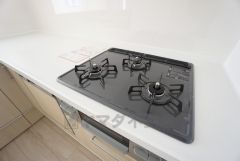 3種類の料理が同時に調理できる、3口ガスコンロ。忙しい夕食の支度時間が短縮できて効率よくお料理が楽しめます。