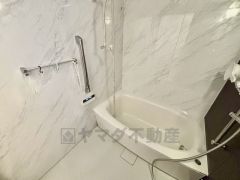 1日の疲れを癒すくつろぎのバスルーム。足を伸ばしてもゆったりと入れるサイズです。お子様と一緒にお風呂に入っても狭くないですね＾＾