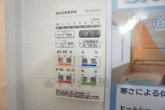 浴室暖房乾燥機には、暖房、乾燥、涼風、換気の4つの機能が付いています。タイマー付きです。換気・雨の日の洗濯も安心です＾＾