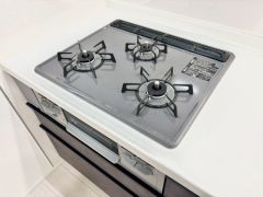 3種類の料理が同時に調理できる、3口ガスコンロ。忙しい朝食やお弁当作りも効率良くお料理できますね＾＾