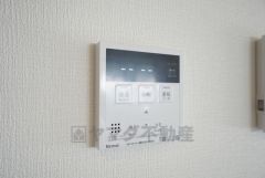 キッチン横からお湯張り、追い炊き、足し湯がボタン一つで楽々操作できる給湯機リモコンです＾＾忙しい夕飯の準備の時間帯に重宝しますね。