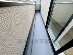 陽当たりの良いバルコニーです。お洗濯やお布団干しはもちろん、日光浴スペースにも。足元は防水工事施工済です。