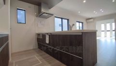 リビングやダイニングからキッチン周りが丸見えにならない対面式キッチン。テレビ鑑賞や家族との対話がしやすく、ご家族の温かい時間を演出します。