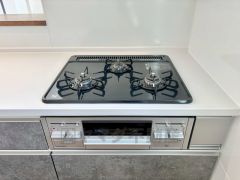 3種類の料理が同時に調理できる、3口ガスコンロ。忙しい夕食の支度時間が短縮できて効率よくお料理が楽しめます。