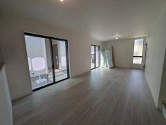 大きな掃き出し窓のあるリビングは、陽光あふれる明るい空間です。ゆったりと寛げる憩いの場となりそうです。