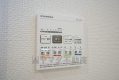 浴室暖房乾燥機には、暖房、乾燥、涼風、換気の4つの機能が付いています。タイマー付きです。