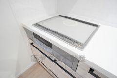 同形状・同仕様 家計にやさしいIHクッキングヒーターを採用。3口あるので忙しい夕食の支度時間が短縮できて効率よくお料理が楽しめます。