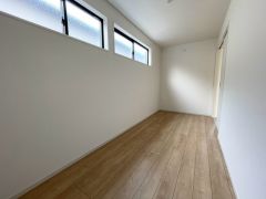 3階5帖の洋室です。ナチュラル色のフローリングで開放的な優しい雰囲気になっています＾＾