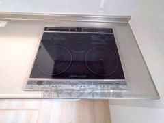 お手入れのしやすいIHクッキングヒーターです。3口コンロなので、効率よくお料理が楽しめます。毎日のお料理も楽しくなりますね＾＾