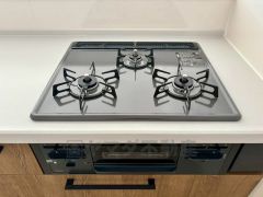 3種類の料理が同時に調理できる、3口ガスコンロ。忙しい夕食の支度時間が短縮できて効率よくお料理が楽しめます。