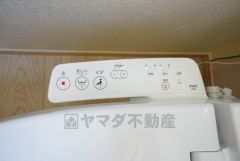 同仕様写真。温水、暖房、ウォシュレット付の高機能トイレです。