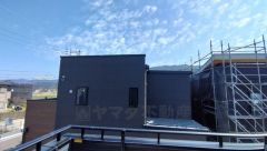 日差しが遮られないように隣家との間に距離を設けています。住宅地ですのでご近所様とコミュニケーション取りやすい距離感が良いですね。