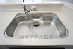 大きなお鍋も楽々洗える、幅が広いシンク。 洗剤や石鹸、スポンジもすっきりできる収納付き。浄水器が一体化した水栓シャワーが付いているので、節水効果もありますね＾＾