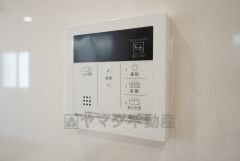 キッチン横からお湯張り、追い炊き、足し湯がボタン一つで楽々操作できる給湯機リモコンです＾＾忙しい夕飯の準備の時間帯に重宝しますね。