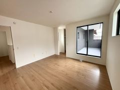 主寝室としてお使いいただけそうなこちらのお部屋は、日当たりが良く、爽やかな風を感じて起きる朝は、快適生活の始まりに。