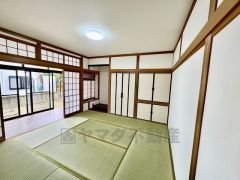 押し入れ、仏間、床の間を備えた和室8帖は、普段使いはもちろん客間としても活躍。 和の落ち着きと機能性を兼ね備えています。