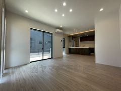 リビングは広々とした設計で、家族が集い、寛ぐ暮らしの空間を演出しています。