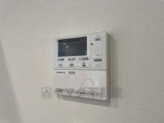 キッチン横からお湯張り、追い炊き、足し湯がボタン一つで楽々操作できる給湯機リモコンです。忙しい夕飯準備の時間帯に重宝しますね。