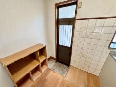キッチン横の勝手口から庭へスムーズに出入りできる便利な家事動線。ゴミ出しや買い物帰りの荷物の搬入もしやすく、毎日の家事負担を軽減します。