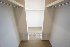 収納量たっぷりのファミリークロークとウォークインクローゼット。ハンガーパイプ付で散らかりがちな洋服類もきれいに整理できます。