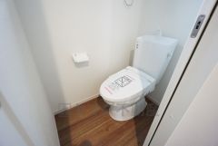 1階2階の2ヶ所にトイレがありますので、忙しい朝にも家族に気を使わず、ゆとりが生まれますね＾＾ 小窓付きで換気する時に便利です＾＾