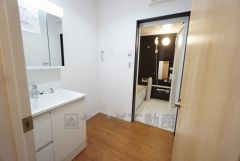 洗面台、洗濯機置き場、バスルームが連なっている、生活導線の考えられた作りになっています。
