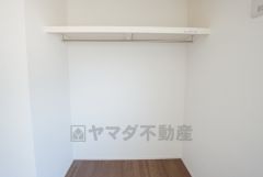 大容量のウォークインクローゼット。季節ごとのお洋服全てを収納できるので、衣替えも楽になりますね＾＾