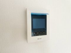 今や必需品となっておりますTVモニター付きインターホンです。録画・再生器のもついており防犯性もばっちりです。キッチン横にありワンタッチで外の方とお話ができますので便利です。