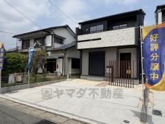 駐車スペース並列2台分（車種による）あります。ご夫婦で1台ずつ所持されているご家庭にも安心ですね。