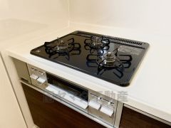 3種類の料理が同時に調理できる、3口ガスコンロ。忙しい夕食の支度時間が短縮できて効率よくお料理が楽しめます。
