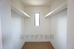 大容量のウォークインクローゼット。季節ごとのお洋服全てを収納できるので、衣替えも楽になりますね＾＾