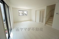 大きな掃き出し窓のあるリビングは、陽光あふれる明るい空間です。ゆったりと寛げる憩いの場となりそうです。