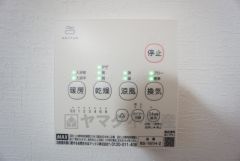 雨の日の洗濯も安心できる浴室暖房乾燥機付き浴室。リモコンで操作もボタン1つで簡単。