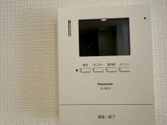 今や必需品となっておりますTVモニター付きインターホンです。録画・再生器のもついており防犯性もばっちりです。キッチン横にありワンタッチで外の方とお話ができますので便利です。