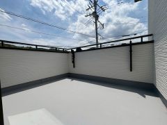 陽当たりの良いバルコニーです。お洗濯やお布団干しはもちろん、日光浴スペースにも。足元は防水工事施工済です。