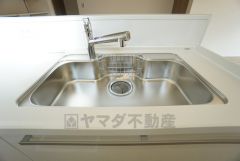 大きなお鍋も楽々洗える幅の広いシンクです＾＾ステンレスシンクなので簡単にお掃除できますよ。洗剤やスポンジもすっきりできる収納付き。