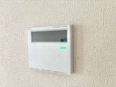 キッチン横からお湯張り、追い炊き、温度調節がボタンで楽々操作できる給湯器リモコンです＾＾忙しい夕飯の準備の時間帯に重宝しますね。
