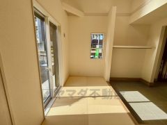 フローリングから一段高くなったタタミのスキップフロアが特徴的。