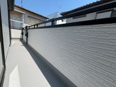 陽当たりの良いバルコニーです。足元は防水工事が施工されており、高い防水性、耐熱性、耐久性を備えています。